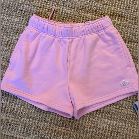 ALO Yoga Accolade Shorts in Candy hearts pink! Brand new no tags. Size Small💕 - Picture 3 of 3